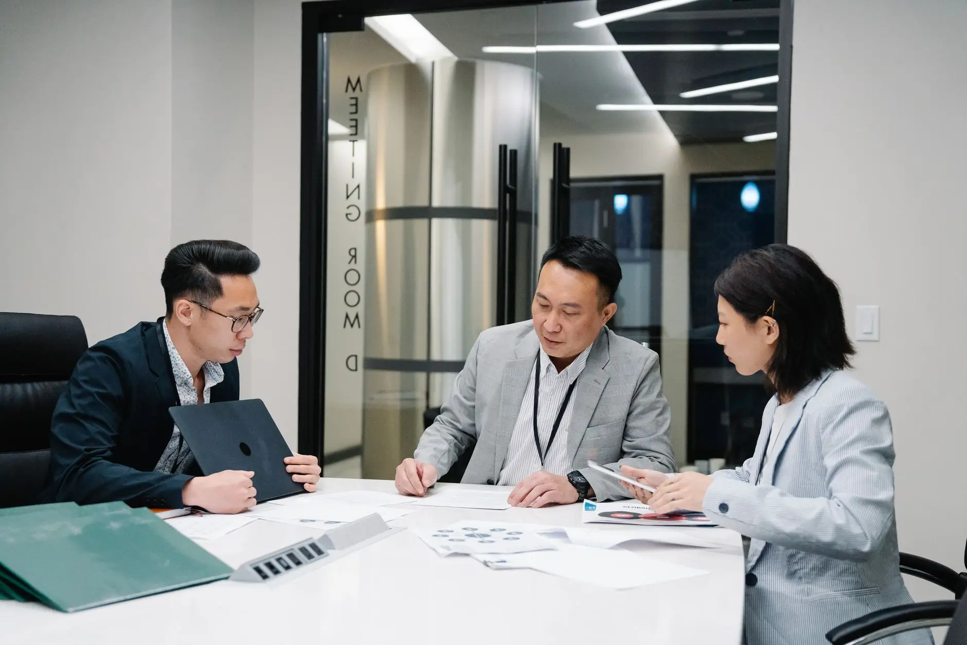 重庆广告设计公司分享：包装设计中色彩搭配与材质选择的实用技巧