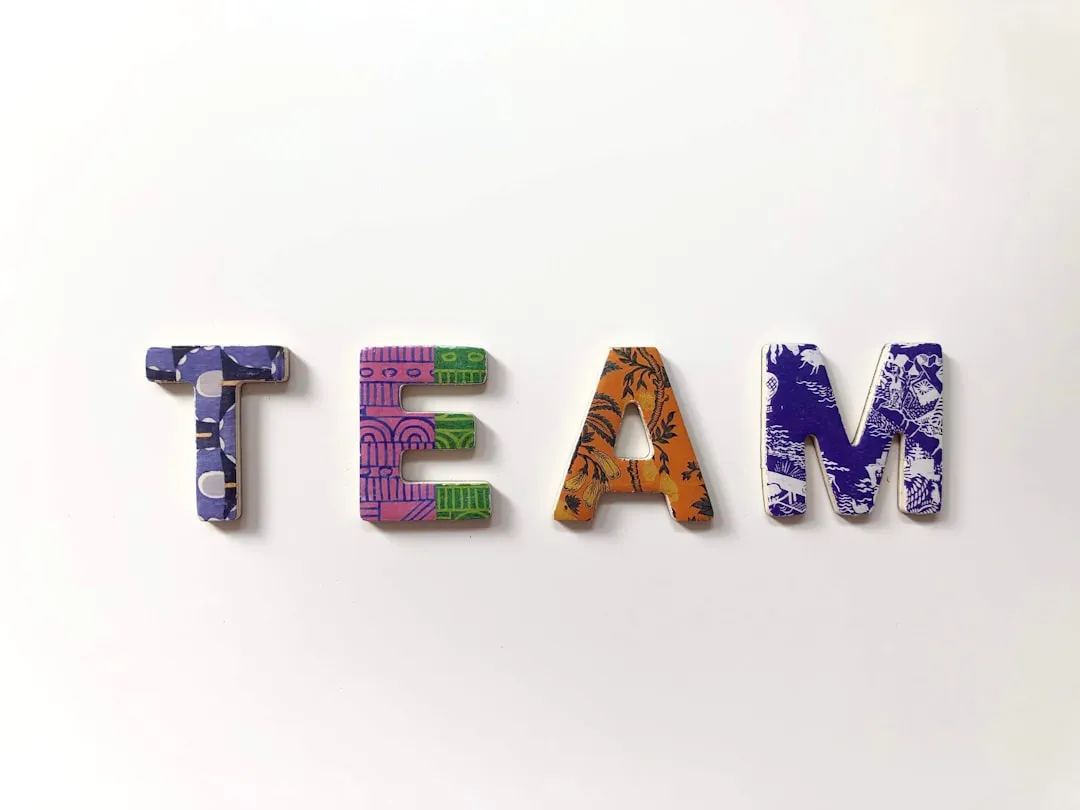 广告设计中的版式构成原则：如何通过视觉层次提升品牌信息传达效率